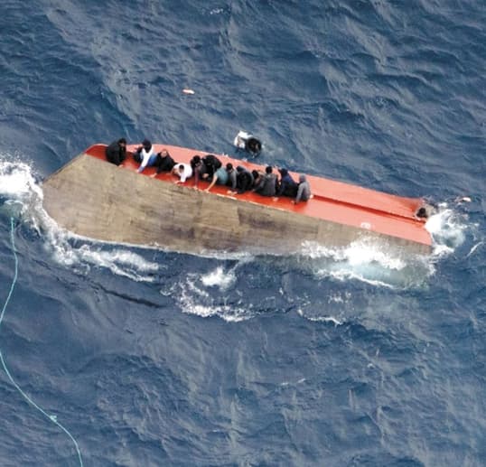 Nuova strage di migranti 80 dispersi nel naufragio