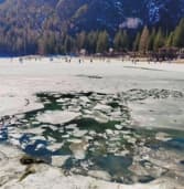 Si rompe il ghiaccio sul lago Braies Salvati in 5